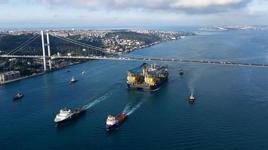 Dev vinç gemisi İstanbul Boğazı'ndan geçiyor