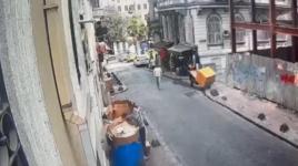 Beyoğlu'nda kargo hırsızlığı! Sokakta bırakılan el arabasına yaklaştı! Kameralar her şeyi kaydetti