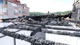 Yangın söndü ama kabus bitmedi! Çatısı olmayan 22 dairelik apartmanda 80 kişi yardım bekliyor