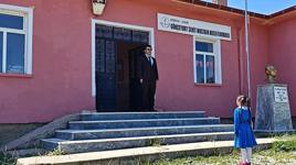 Bu okulun tek öğrencisi var! 3. sınıf öğrencisi İlayda karne aldı: Öğretmenden duygulandıran hediye