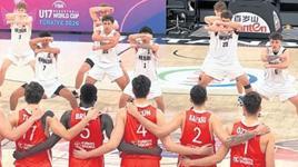 Haka dansına karşı kol kola