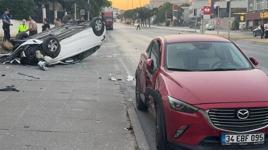 Avcılar'da iki aracın karıştığı kazada devrilen otomobilin sürücüsü yaralandı