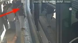 Metrobüste bir anlık dalgınlığı fırsat bildi! Cep telefonu hırsızlığı sonrası yakalandı