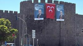Diyarbakır surlarında Bahçeli'nin dev posteri asıldı: Kardeşlik Kalbimizde, Gelecek Aklımızda