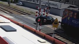 İkaz ışıklarına aldırış etmedi! Hızla gelen tren...