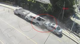 Otomobilin park halindeki araçlara çarptığı kaza kamerada