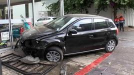 Sürücü direksiyon hakimiyetini kaybetti, otomobil dükkana girdi