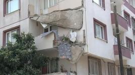 Küçükçekmece'de bir dairenin balkonu çöktü