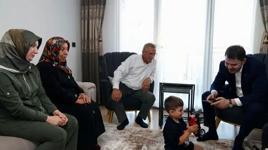 Bakan Kurum’dan depremzede Yusuf ve dedesine ziyaret