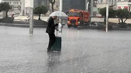 İstanbul'da sağanağa teslim! Yollar göle döndü
