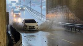 İstanbul'da 'süper hücre' vurdu! Sağanak bastırdı, yollar göle döndü