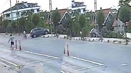 Park etmek isterken fren yerine gaza bastı; boş araziye uçtu