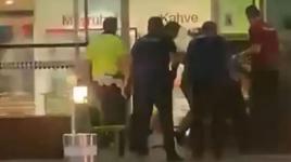 İzmir'de havalimanında dehşet anları! İki bıçakla 4 polisi yaraladı