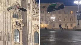 İtalya'daki tarihi katedralden Filistin bayrağı renklerindeki paraşütüyle atladı!