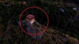 Ünlü filmin çekildiği meşhur ev satılığa çıktı! İlçenin sembolü oldu