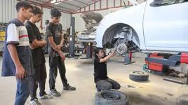 Motor söküyor, şanzıman indiriyor! 'Sanayi prensesi' 5 çırağa ustalık yapıyor