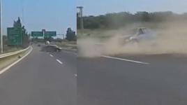 Otoyolda otomobilin bariyerlere çarptığı kaza kamerada