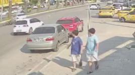 Motosiklet sürücüsü takla atıp, asfalt zemine düştü!