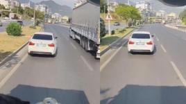Antalya'da itfaiyeye yol vermeyen sürücü görüntülendi