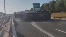 Büyükçekmece'de beton tankeri devrildi! Yol trafiğe kapatıldı