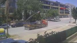 Vincin bomu telefon teline takıldı, devrilen direk minibüsün üzerine düştü