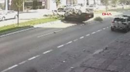 Refüjdeki ağaçlara ve aydınlatma direğine çarpan otomobil takla attı