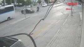 Motosiklete çarpan otomobilin sürücüsünün kaçtığı kaza kamerada