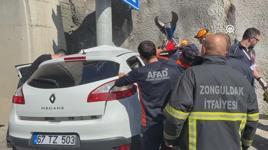 Zonguldak'ta tünel girişine çarpan otomobilin sürücüsü ağır yaralandı