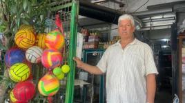 Kapısından giren yıllar öncesine dönüyor! İzmir'deki bakkalda 90'lı yılların unutulan ürünleri raflarda