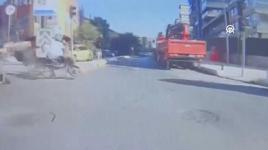 Zeytinburnu'nda 2 motosikletin çarpışması araç içi kamerada