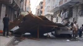 Fırtına az daha can alıyordu! Çocuklar uçan çatının altında kalmaktan son anda kurtuldu