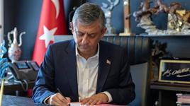 Özgür Özel, oy birliğiyle YENİ Parti'nin genel başkanı seçildi
