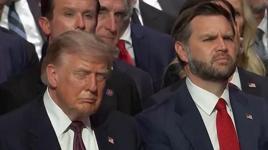 ABD Başkanı Trump cenazede ne yapacağını şaşırdı! Şok görüntüler: Önce uyukladı, sonra şeker yedi