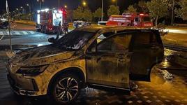 Şarj istasyonundaki elektrikli araç alev alev yandı