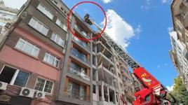 Herkes intihar sandı! Çıplak şekilde çatıya çıktı, itfaiyeye verdiği yanıt pes dedirtti