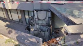 Bakırköy'de otomobil apartman boşluğuna düştü