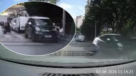 İstanbul'da kayan otomobili eliyle durdurdu! Şaşkına çeviren anlar kamerada