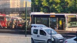 Bahçelievler'de metrobüsün çarptığı kadın ağır yaralandı