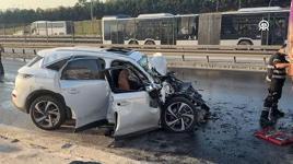 Küçükçekmece'de otomobilin İETT otobüsüne çarptığı kaza kamerada!