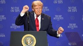 ABD Başkanı Trump sahnedeyken neye uğradığını şaşırdı! Hızla harekete geçti, salondan kahkahalar yükseldi