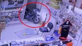 Cam kapıyı kırıp dükkana daldı! Şaşkına çeviren anlar...
