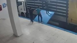 Suç örgütü üyesi TIR'ın gizli bölmesinde yurt dışına kaçmaya çalışırken yakalandı