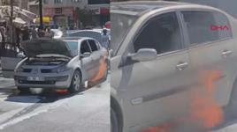 Alev alan otomobile yangın tüpleriyle müdahale ettiler