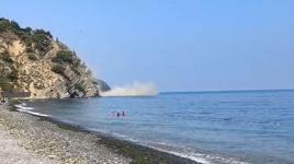 Yer: Mudanya! Denizde yüzenler dehşeti yaşadı: Kayalar denize düştü