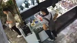 Kuyumcuda 580 bin liralık bilezik hırsızlığı! Kaçarken kapıya çarptı, esnaf peşine düştü