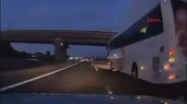 Otobüs aniden şerit değiştirdi, kaza yapan otomobildekilerin yaşadığı korku kameraya yansıdı