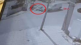 Hafif ticari araçla çarpışan motosikletteki 3 kişi yaralandı