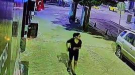Türk bayrağını çakmakla ateşe verip uzaklaştı! Bayrağa saldıran kadını, kameralar kaydetti
