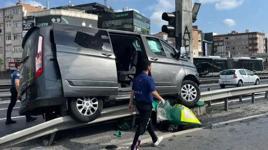 Küçükçekmece E-5’te feci kaza! Çocukları taşıyan araç bariyerlere çıktı: 12 yaralı