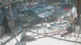 Çarpışan otomobillerden biri fırına girdi